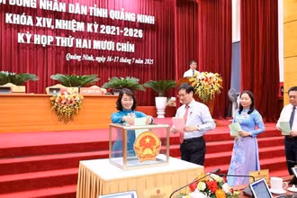 Các đại biểu Hội đồng nhân dân bỏ phiếu bầu cử chức danh Phó Chủ tịch Ủy ban nhân dân tỉnh Quảng Ninh nhiệm kỳ 2021-2016. (Ảnh: nhandan)
