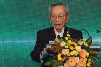 Giáo sư Nguyễn Bửu Triều dự và phát biểu tại lễ kỷ niệm 75 năm thành lập Bộ môn Ngoại. (Ảnh: MOH)