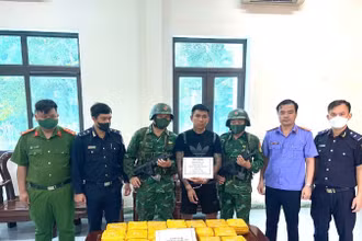 Đối tượng và tang vật vụ án.