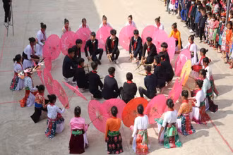 Học sinh thôn Cán Chu Phìn (Hà Giang) tham gia sinh hoạt dưới cờ với chủ đề “Đưa văn hóa truyền thống vào trường học.