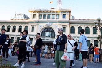 Khách Hàn Quốc tham quan Bưu điện Trung tâm, điểm đến nổi tiếng bậc nhất Thành phố Hồ Chí Minh. (Ảnh: Hồng Đạt/TTXVN)