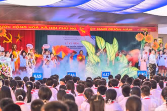 Tiết mục văn nghệ chào mừng năm học mới tại Trường trung học cơ sở Cao Bá Quát.