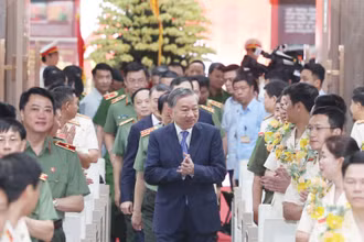 Tổng Bí thư Tô Lâm dự gặp mặt các điển hình tiên tiến dự Đại hội thi đua ”Vì An ninh Tổ quốc” lần thứ IX. (Ảnh: Thống Nhất/TTXVN)