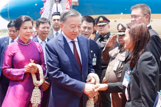 Các quan chức tỉnh Udon Thani đón Tổng Bí thư, Chủ tịch nước Tô Lâm và Phu nhân tại sân bay quốc tế Udon Thani. (Ảnh: TTXVN)
