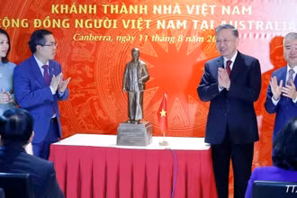 Tổng Bí thư, Chủ tịch nước Tô Lâm tặng bức tượng Chủ tịch Hồ Chí Minh cho Đại sứ quán Việt Nam tại Australia. (Ảnh: TTXVN)