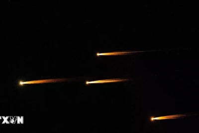 Các vệt sáng trên bầu trời Jerusalem khi Iran tiến hành cuộc tấn công bằng tên lửa nhằm vào Israel tối 13/6/2025. (Ảnh: THX/TTXVN)