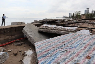 Sóng biển đã đánh hỏng 5 đoạn bờ kè, tổng chiều dài gần 600m trong tuyến kè dài 4,3km của phường Cửa Lò.