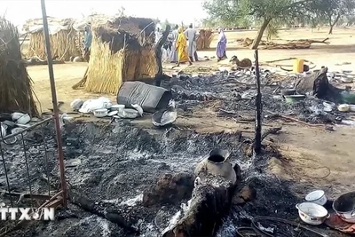 Hiện trường một vụ tấn công do Boko Haram tiến hành nhằm vào đám tang ở gần thủ phủ Maiduguri của bang Borno, Nigeria. (Ảnh: TTXVN)