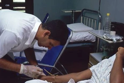 Bác sĩ Cuba chăm sóc cho một bệnh nhân. (Nguồn: Cubadebate)