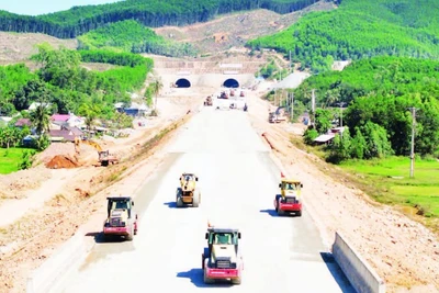 Trong dịp 19/8, cả nước hoàn thành, đưa vào khai thác hơn 200km đường cao tốc. (Ảnh: THƯ LÊ) 