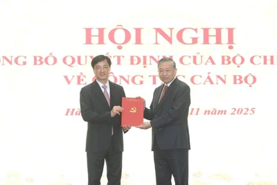 Tổng Bí thư Tô Lâm trao quyết định của Bộ Chính trị phân công đồng chí Nguyễn Duy Ngọc, Ủy viên Bộ Chính trị, Bí thư Trung ương Đảng, Chủ nhiệm Ủy ban kiểm tra Trung ương làm Bí thư Thành ủy Hà Nội nhiệm kỳ 2025-2030.