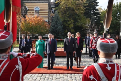 Tổng thống Cộng hòa Bulgaria Rumen Radev và Phu nhân chủ trì Lễ đón Tổng Bí thư Tô Lâm và Phu nhân cùng đoàn đại biểu cấp cao Việt Nam thăm chính thức Bulgaria. (Ảnh: Thống Nhất/TTXVN)