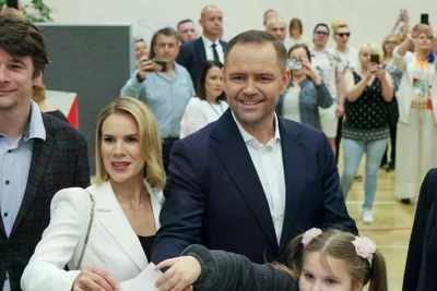 Ông Karol Nawrocki (giữa) bỏ phiếu bầu Tổng thống vòng hai tại điểm bầu cử ở Warsaw, Ba Lan, ngày 1/6/2025. (Ảnh: PAP/TTXVN)