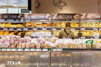 Người tiêu dùng mua sắm tại siêu thị ở Berlin, Đức. (Ảnh: THX/TTXVN)
