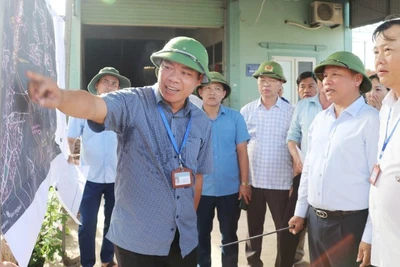Lãnh đạo xã Hưng Nguyên Nam báo cáo về công tác giải phóng mặt bằng dự án đường sắt tốc độ cao.
