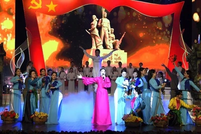 Tiết mục nghệ thuật mang đậm dấu ấn văn hóa, lịch sử của Thủ đô giới thiệu tới công chúng. (Ảnh: CHÂU XUYÊN) 