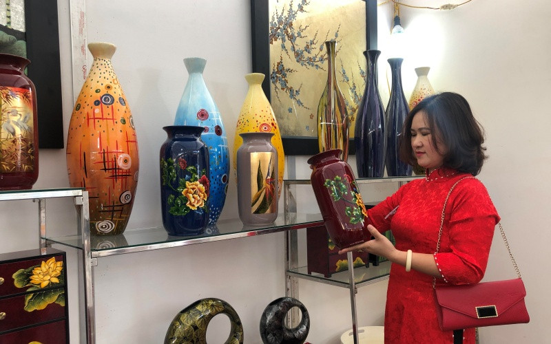 Khách hàng tham quan sản phẩm sơn mài Hạ Thái, một sản phẩm OCOP của huyện Thường Tín, Hà Nội.