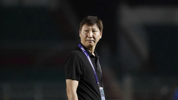 Huấn luyện viên Kim Sang-sik chỉ đạo các học trò trong trận đấu giữa đội tuyển Việt Nam và đội tuyển Nepal ở vòng loại Asian Cup. (Ảnh: Thanh Vũ)