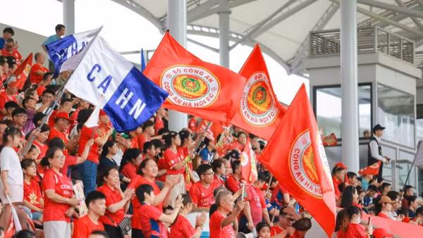 Hình ảnh những cổ động viên của câu lạc bộ Công an Hà Nội cổ vũ cho đội bóng của mình trên khán đài. (Ảnh: Câu lạc bộ Công an Hà Nội)