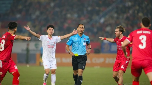 Trọng tài Lê Vũ Linh điều khiển trận đấu tại vòng 1/16 Cúp quốc gia 2025/2026 giữa câu lạc bộ Công an Hà Nội và câu lạc bộ Thể Công Viettel. (Ảnh: ĐỨC CƯỜNG)