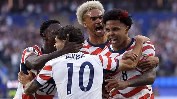 Christian Pulisic và các đồng đội đang có tinh thần lên cao sau chiến thắng tưng bừng ngày ra quân. (Ảnh: FIFA) 
