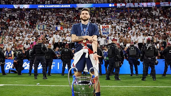 Kvaratskhelia khép lại một mùa giải bùng nổ bằng danh hiệu Cầu thủ hay nhất Champions League trong màu áo PSG. (Ảnh: Tổng hợp) 