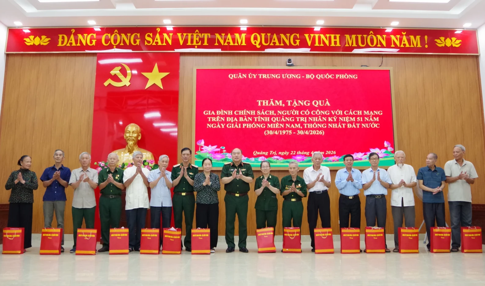 Trung tướng Lê Quang Đạo trao quà tri ân gia đình chính sách tại Quảng Trị