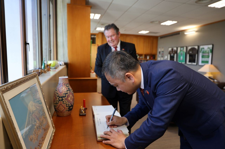 Đại sứ Phan Minh Giang ghi sổ lưu niệm tại thành phố Palmerston North. (Ảnh: Đại sứ quán Việt Nam tại New Zealand) ghi-so-luu-niem-tai-thanh-pho-palmy.jpg