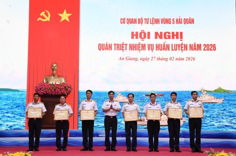 4thu-truong-bo-tu-lenh-vung-5-hai-quan-trao-thuong-cho-cac-tap-the-ca-nhan-co-thanh-tich-xuat-sac.jpg