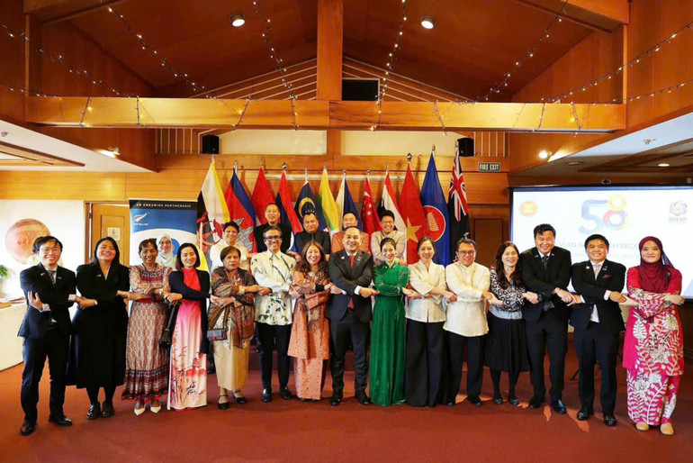Đại diện các Đại sứ quán, Cao ủy các nước thành viên ASEAN có cơ quan đại diện tại Wellington, New Zealand, là Indonesia, Malaysia, Philippines, Singapore, Thái Lan và Việt Nam, cùng với Timor Leste là quan sát viên, chụp ảnh lưu niệm tại lễ kỷ niệm. (Ảnh: Đại sứ quán Việt Nam tại New Zealand) a3.jpg