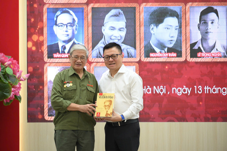 Nhà giáo ưu tú Vũ Thế Khôi (88 tuổi, người đào tạo ra nhiều thế hệ học sinh giỏi tiếng Nga), thay mặt gia đình ông Vũ Đình Hòe tặng sách cho Báo Nhân Dân. (Ảnh: THẾ ĐẠI) toa-dam-con-trai-bac-vu-dinh-hoe-tang-sach.jpg
