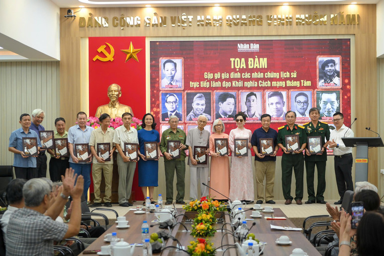 Đồng chí Lê Quốc Minh, Ủy viên Trung ương Đảng, Tổng Biên tập Báo Nhân Dân trao những món quà tri ân tới các gia đình nhân chứng lịch sử. (Ảnh: THẾ ĐẠI) td7.jpg