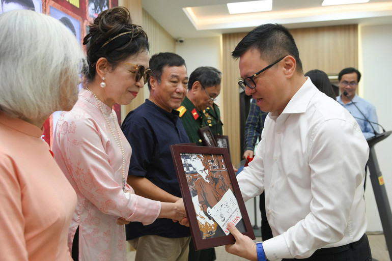 Đồng chí Lê Quốc Minh, Ủy viên Trung ương Đảng, Tổng Biên tập Báo Nhân Dân trao những món quà tri ân tới các gia đình nhân chứng lịch sử. (Ảnh: THẾ ĐẠI) anh-minh-trao-qua.jpg