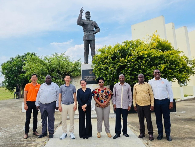 Ο Πρέσβης Tran Thi Thu Thin ποζάρει για μια αναμνηστική φωτογραφία στο μνημείο της εκλιπούσας Προέδρου της Μοζαμβίκης, Samora Machel. (Φωτογραφία: Πρεσβεία του Βιετνάμ στη Μοζαμβίκη) thin4.jpg