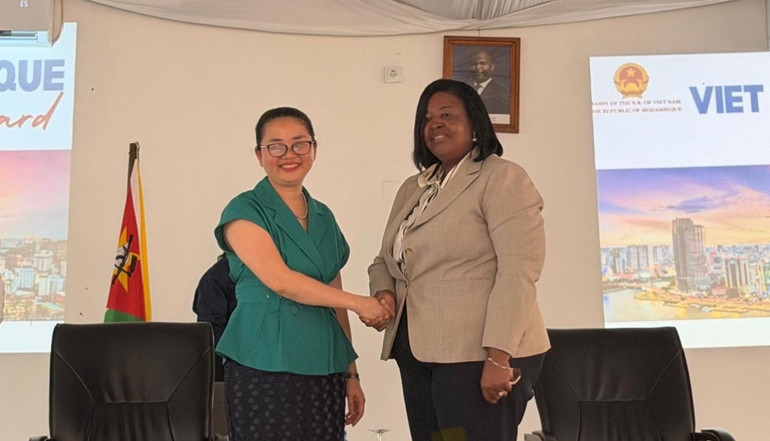 Κυβερνήτης Margarida Chongo και Πρέσβης Tran Thi Thu Thin. (Φωτογραφία: Πρεσβεία του Βιετνάμ στη Μοζαμβίκη) thin3.jpg