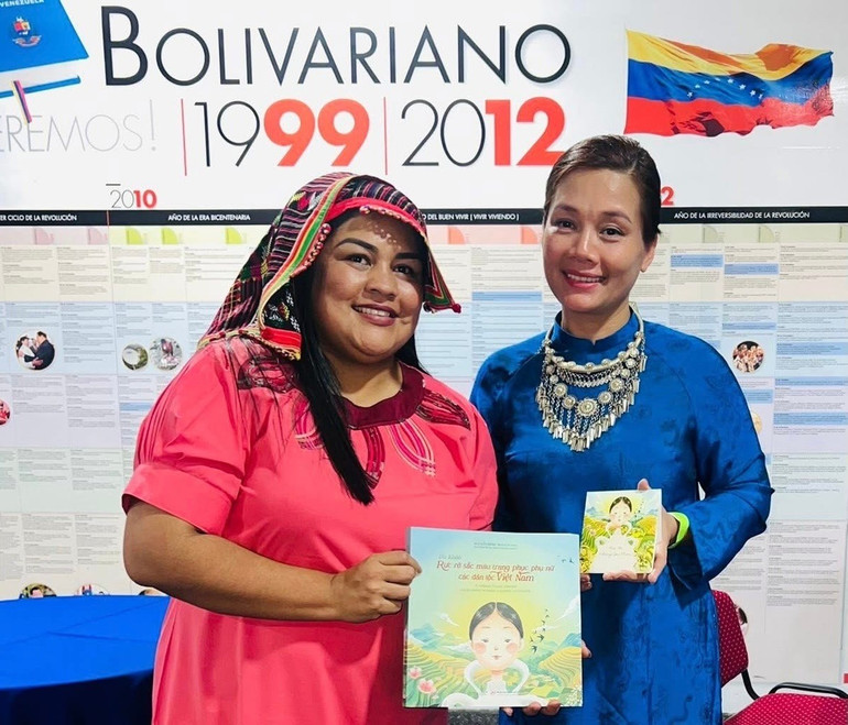 Sutradara Nguyen Bong Mai memberikan buku dan syal Pieu kepada Menteri Masyarakat Adat Venezuela, Clara Vidal. (Foto: Kedutaan Besar Vietnam di Venezuela) hoinghive2.jpg