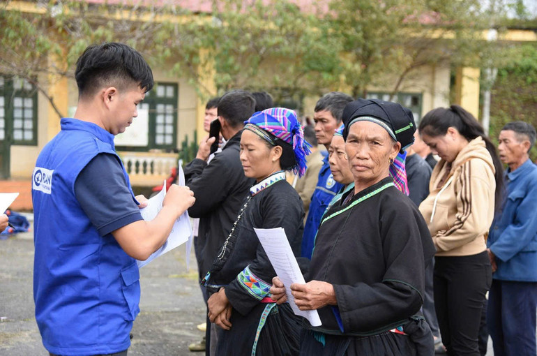 Cán bộ chương trình của Plan International Việt Namhướng dẫn về chính sách bảo vệ trẻ em và người tham gia dự án Plan. (Ảnh: Quang Kiên) xin-man2.jpg