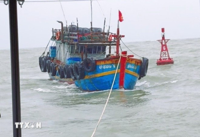 Lai dắt tàu cá. (Ảnh minh họa. Nguồn: TTXVN) ca-3.jpg