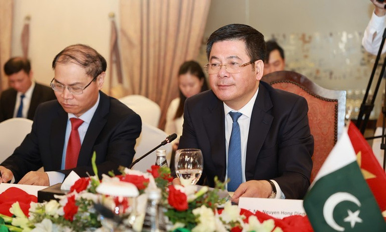 Bộ trưởng Công thương Nguyễn Hồng Diên và Đại sứ Phạm Anh Tuấn tham gia Diễn đàn Doanh nghiệp Việt Nam-Pakistan và ký Tuyên bố khởi động Đàm phán Thỏa thuận Thương mại ưu đãi Việt Nam-Pakistan. (Ảnh: Báo Công thương) dien2.jpg