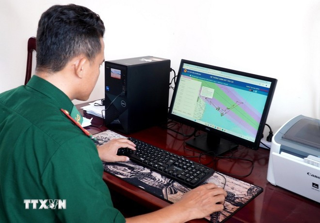 Theo dõi tàu cá hoạt động xa bờ qua Trung tâm dữ liệu giám sát tàu cá. (Ảnh: Lê Phước Ngọc/TTXVN) ca2.jpg