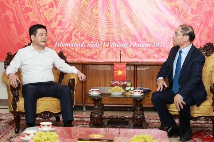 Bộ trưởng Công thương Nguyễn Hồng Diên đến thăm Đại sứ quán và trao đổi với Đại sứ Phạm Anh Tuấn. (Ảnh: Đại sứ quán Việt Nam tại Pakistan) dien3.jpg
