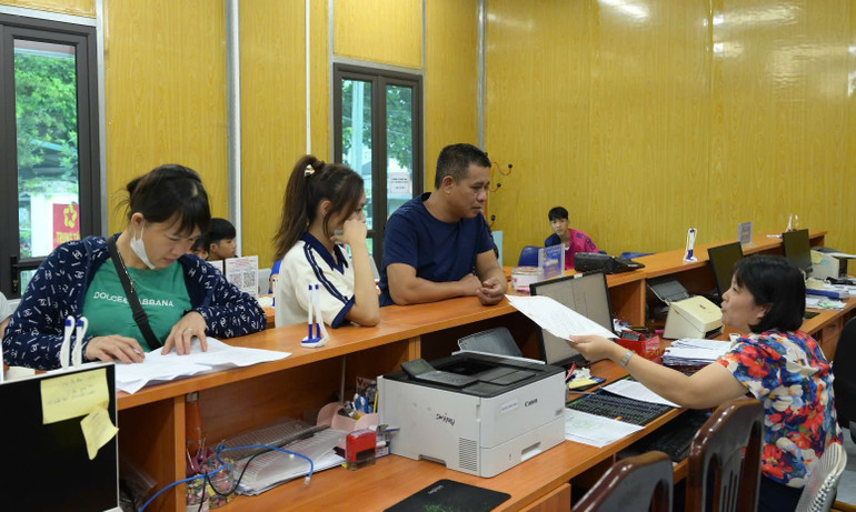 ラオカイ省ジャープー村行政サービスセンターには、行政手続きのために人々が集まっている。(写真:ラオカイ新聞) anhtuan6.jpg