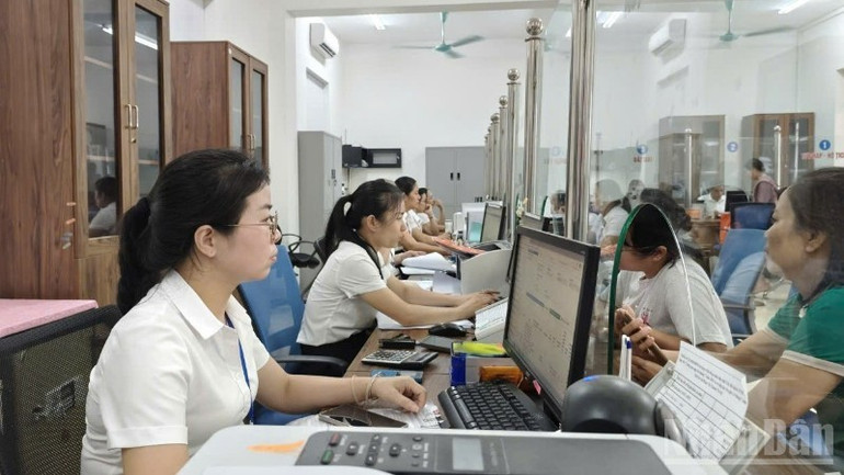 各レベルの行政サービスセンターが通常通りの運用を開始し、行政手続きを迅速に処理することで、組織や個人が公共サービスにアクセスしやすくなりました。(写真:ヴァン・ティン) anhtuan9.jpg