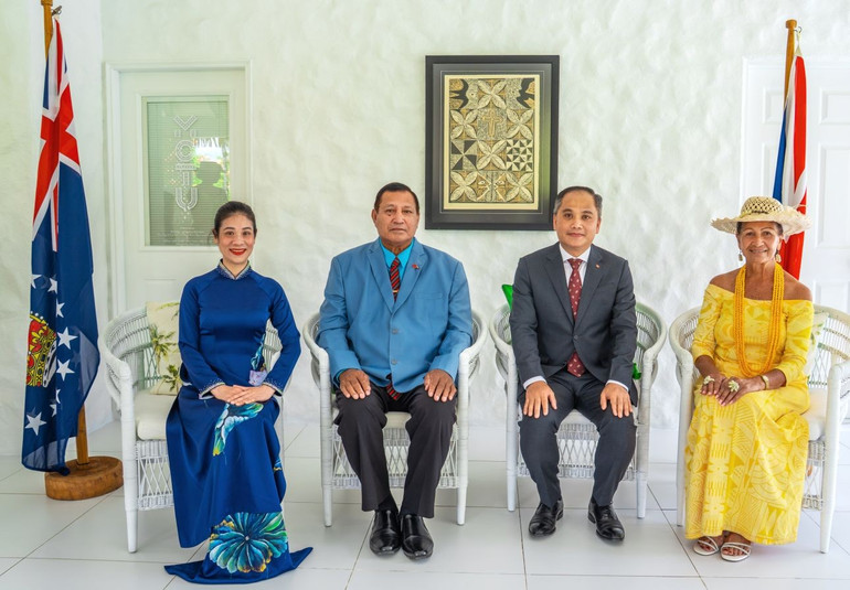 ឯកអគ្គរដ្ឋទូត ផាន់ មិញ យ៉ាង និងភរិយា ព្រមទាំងលោក Tom Marsters តំណាងព្រះមហាក្សត្រអង់គ្លេស Charles ទី 3 ប្រចាំកោះឃុក និងភរិយា ថតរូបអនុស្សាវរីយ៍។ (រូបថត៖ ស្ថានទូតវៀតណាមប្រចាំនូវែលសេឡង់) g1.jpg