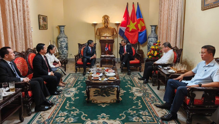 Đại sứ Vanhtha Sengmeuang và Đại sứ Lê Quang Long đã cùng ôn lại những chặng đường lịch sử vẻ vang trong quan hệ hai nước. (Ảnh: Đại sứ quán Việt Nam tại Cuba) v-l2.jpg