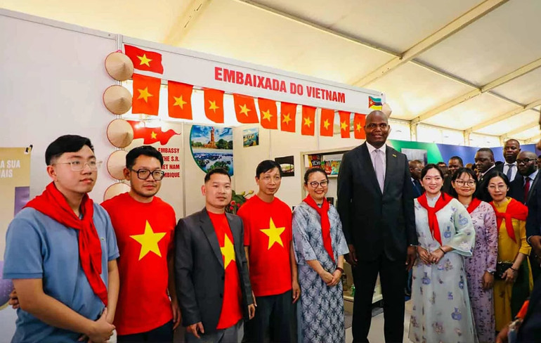 Tổng thống Mozambique Daniel Chapo chụp ảnh kỷ niệm cùng cán bộ nhân viên Đại sứ quán Việt Nam tại Mozambique. (Ảnh: Đại sứ quán Việt Nam tại Mozambique) tt2.jpg