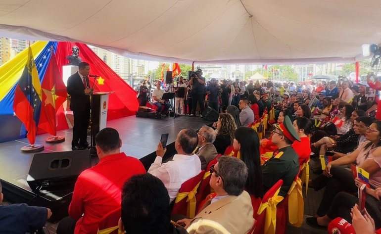 Đại sứ Vũ Trung Mỹ phát biểu tại buổi lễ. (Ảnh: Đại sứ quán Việt Nam tại Venezuela) quang-canh-le-ky-niem-1.jpg