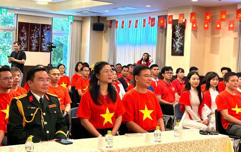 Đông đảo cộng đồng người Việt tại Nhật Bản tham dự lễ kỷ niệm. (Ảnh: Đại sứ quán Việt Nam tại Nhật Bản) a4-cac-dai-bieu-tham-du-buoi-le-cham-chu-theo-doi-le-ky-niem-quoc-khanh-tai-quang-truong-ba-dinh.jpg