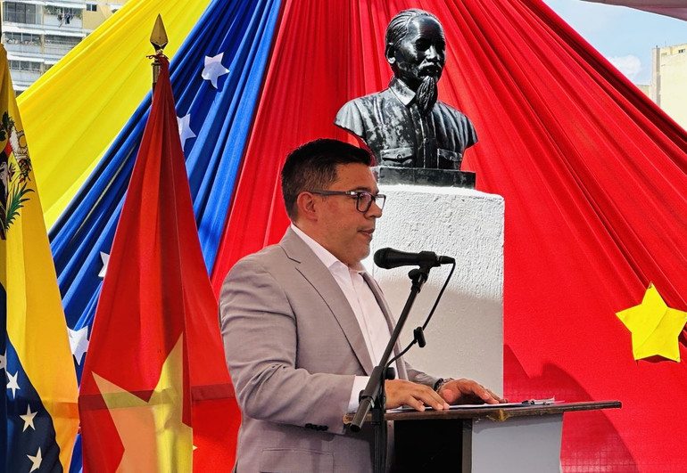 Ông Nahum Fernández, Ủy viên Bộ Chính trị, Phó Chủ tịch phụ trách dân vận Đảng Xã hội Chủ nghĩa Thống nhất Venezuela phát biểu tại sự kiện. (Ảnh: Đại sứ quán Việt Nam tại Venezuela) uy-vien-bct-truong-ban-dan-van-tw-dang-psuv-chu-tich-thanh-pho-caracas-nahum-fernandez-phat-bieu.jpg