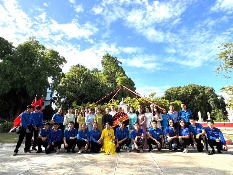 Các đại biểu chụp ảnh kỷ niệm trước Tượng đài Chủ tịch Hồ Chí Minh tại Công viên Hồ Chí Minh tại Thủ đô La Habana, Cuba. (Ảnh: Đại sứ quán Việt Nam tại Cuba) danghoa1.jpg